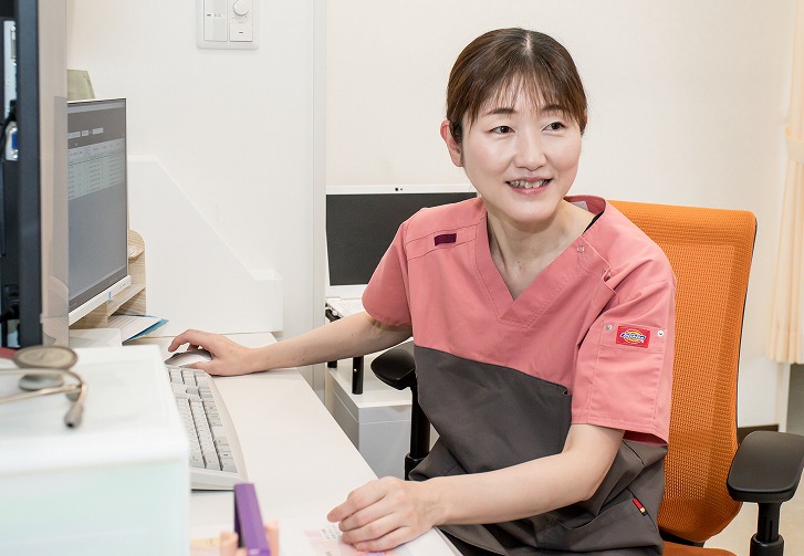 女性医師が大腸カメラ（大腸内視鏡検査）を実施します